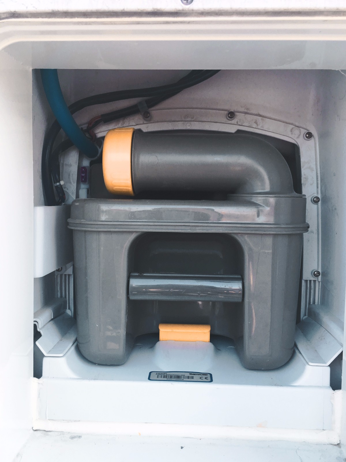 以上汽大通rv80房车为例,马桶污水箱容量是20l,一般2-3天就要倾倒清洗